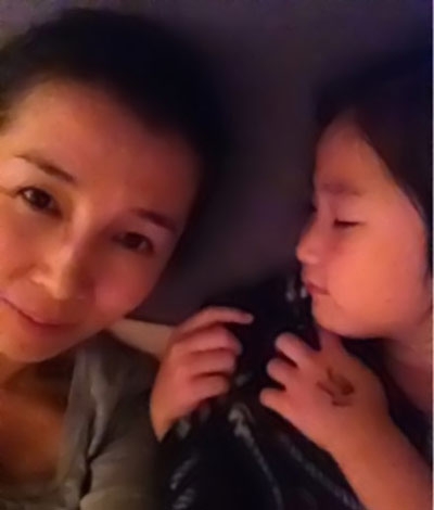 和晶和女兒親昵合照